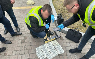 У Києві затримали посадовця Мінкульту за вимагання $3300 за вивезення антикварної зброї за кордон