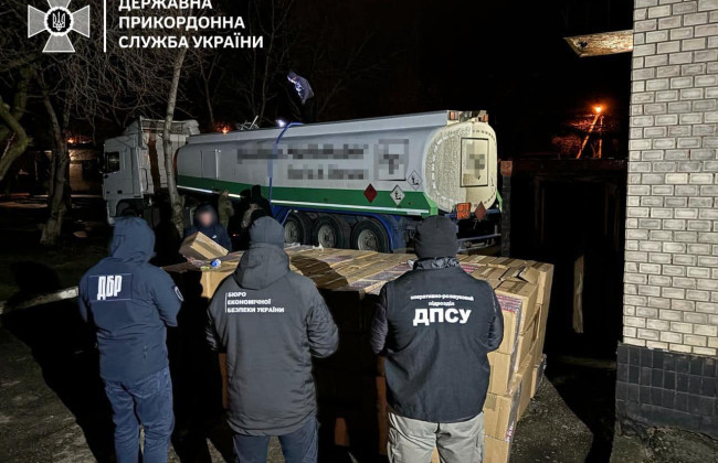 Детективи БЕБ у Чернівцях виявили контрабандні сигарети на 5 млн гривень