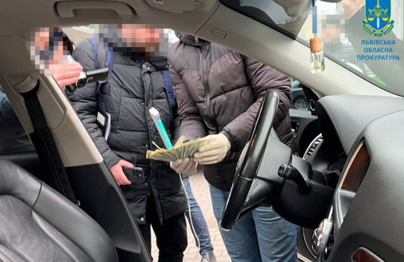 Требовал ежемесячную «дань» за непроведение проверок: разоблачили чиновника Госпродпотребслужбы
