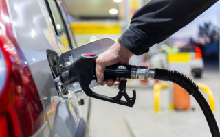 Карткою на пальне заправляли автомобілі депутата: повідомлено про підозру ексгендиректору столичного держпідприємства