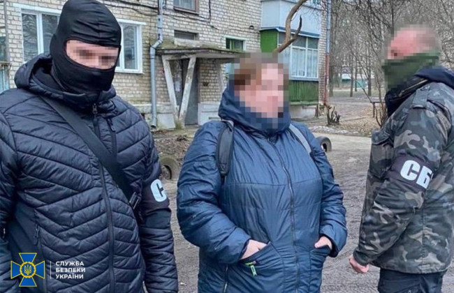 СБУ задержала коллаборантку, возглавлявшую «роспочту» в Изюме