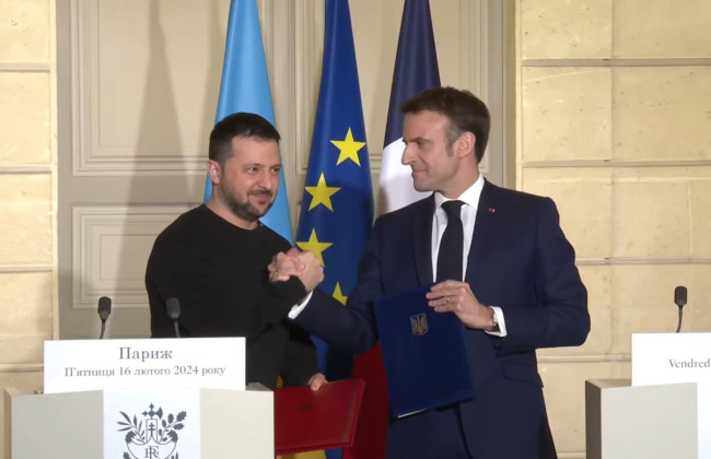 Зеленский и Макрон подписали договор о гарантиях безопасности между Украиной и Францией