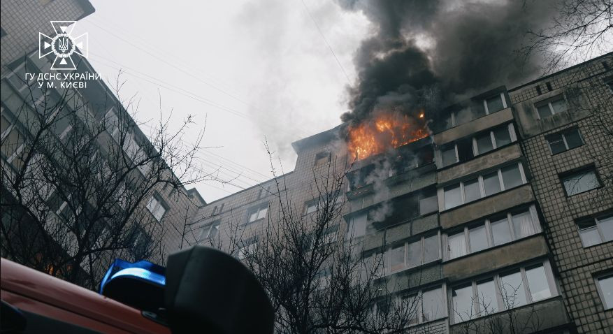 У Києві спалахнула пожежа у багатоповерхівці