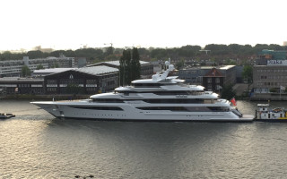 Кабмін дав добро АРМА на продаж яхти Медведчука Royal Romance