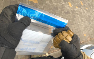 В Одессе мужчина за тысячу гривен продавал в парке гранату с запалом