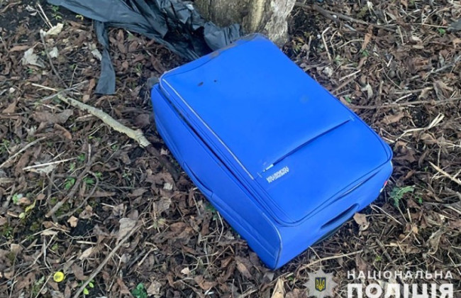 В Тернополе мужчина выбросил в парке чемодан с телом матери