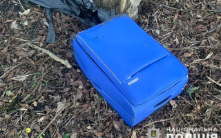 В Тернополе мужчина выбросил в парке чемодан с телом матери