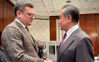 Глава МИД Китая заверил, что Пекин не продает летальное оружие рф