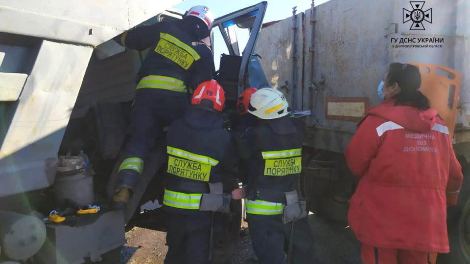 На Днепропетровщине из поврежденного в результате ДТП грузовика вытащили ребенка