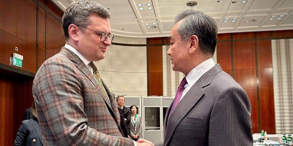 Глава МИД Китая заверил, что Пекин не продает летальное оружие рф