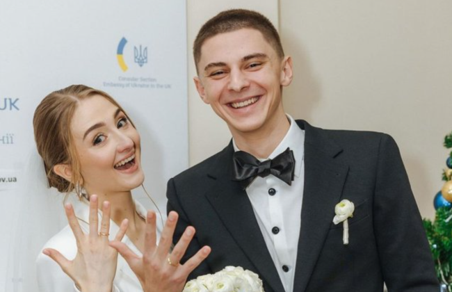 Футболіст збірної України Віталій Миколенко одружився: молодята показали перші фото