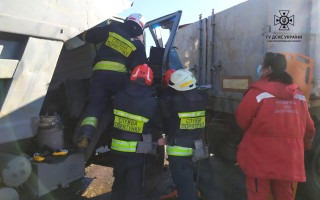 На Днепропетровщине из поврежденного в результате ДТП грузовика вытащили ребенка