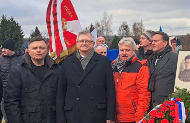 Российскому послу в Польше устроили протест возле памятника советского генерала