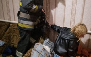 На Київщині чоловік прикував ланцюгом жінку до батареї та покинув, відео