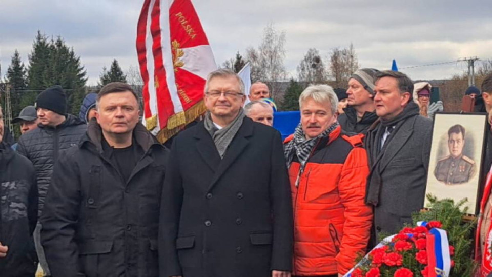 Российскому послу в Польше устроили протест возле памятника советского генерала
