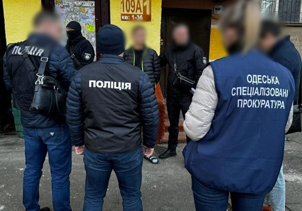 Одессит в сговоре с работником ТЦК помогал мужчинам бежать из Украины