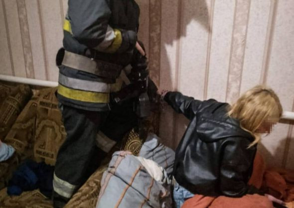 На Киевщине мужчина приковал цепью женщину к батарее и бросил, видео