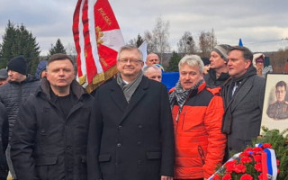Российскому послу в Польше устроили протест возле памятника советского генерала