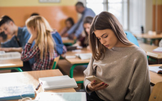 В Англії забороняють користуватися телефонами в школах: вчителі можуть обшукувати рюкзаки