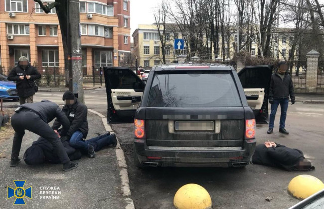 Выдуривали деньги у родственников украинских военнопленных за обмен: в Киеве задержали двух мошенников