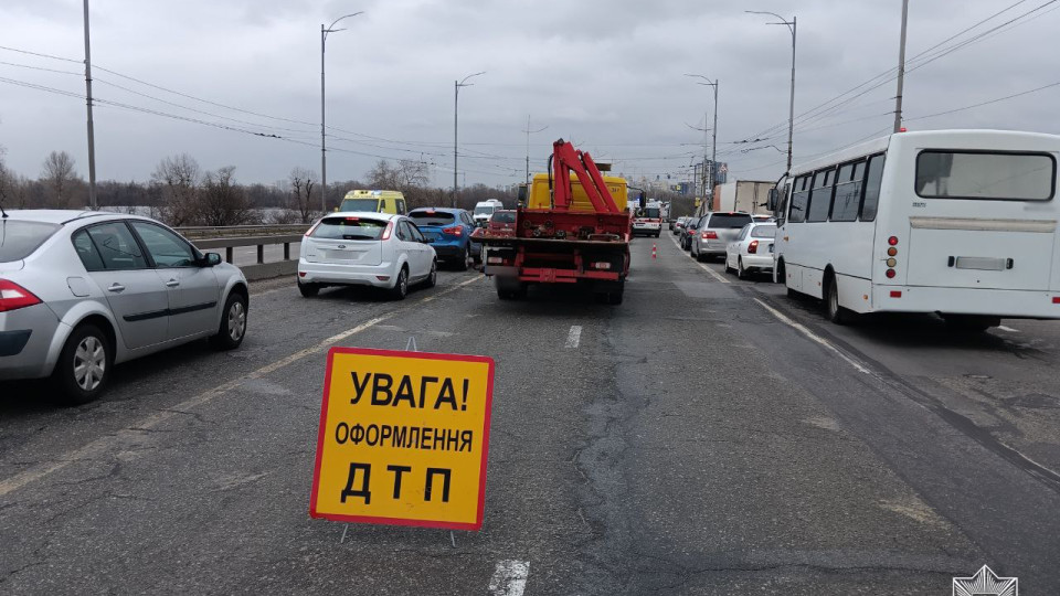 В Киеве затруднено движение в направлении левого берега – на Северном мосту произошло ДТП