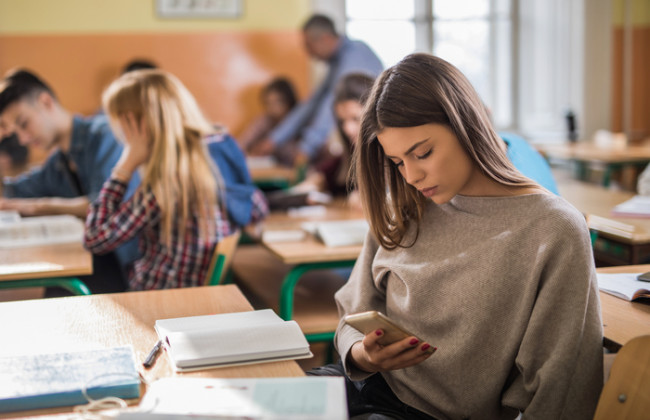 В Англии запрещают пользоваться телефонами в школах: учителя могут обыскивать рюкзаки