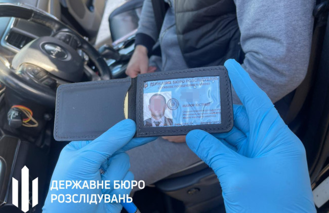 В Киеве разоблачили мужчину, который пользовался липовым удостоверением работника Бюро