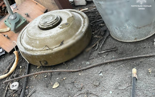 У Києві діти біля покинутої будівлі знайшли предмети схожі на протитанкові міни, фото