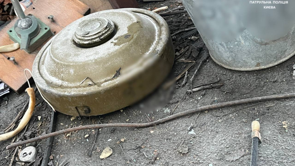 У Києві діти біля покинутої будівлі знайшли предмети схожі на протитанкові міни, фото