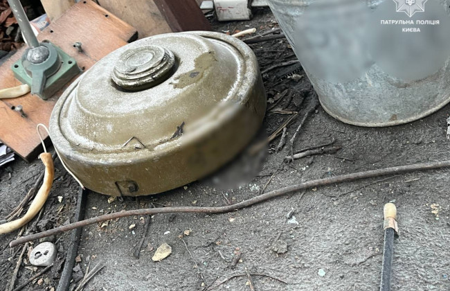 В Киеве дети у заброшенного здания нашли предметы похожие на противотанковые мины, фото