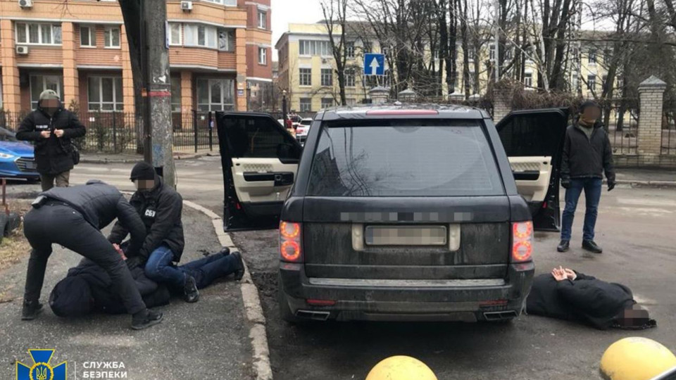 Выдуривали деньги у родственников украинских военнопленных за обмен: в Киеве задержали двух мошенников