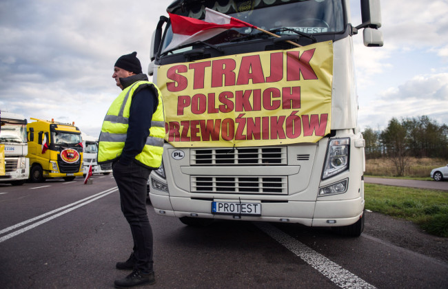 Грузовики стоят на всех пунктах пропуска на польской границе: правительства обеих стран ищут компромисс