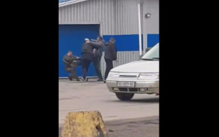 У Мукачеві роми побили спідвробітника ТЦК: відео