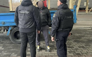 Митники відмовилися від хабаря від громадянина Молдови та познайомили його з українськими правоохоронцями