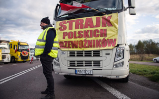 Вантажівки стоять на всіх пунктах пропуску на польському кордоні: уряди обох країн шукають компроміс
