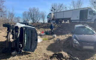 На Київщині сталася серйозна ДТП з перекиданням, фото