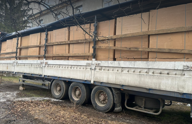 БЭБ нашло в Черновицкой области на территории автобазы прицеп с табаком