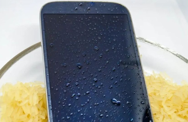 Apple призвала пользователей не сушить мокрые iPhone в рисе