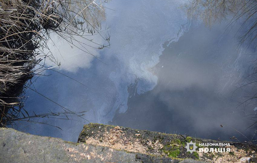 В Киеве полиция открыла дело из-за сброса нефтепродуктов в озеро на Оболони