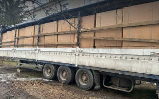 БЕБ знайшло у Чернівецькій області на території автобази причеп з тютюном