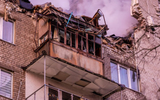У Дніпрі шахед влучив у багатоповерхівку: під завалами люди, фото та відео