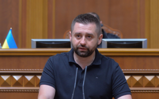 «Занадто мало безпечних місць»: Арахамія розповів, чому не пускають журналістів на засідання Ради