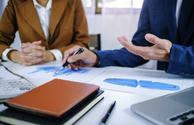 ФЛП выезжает за границу: можно ли на этот период прекратить предпринимательскую деятельность