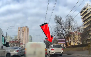 Влаштував небезпечні маневри на очах у патрульних: у Києві покарали водія Mercedes, відео