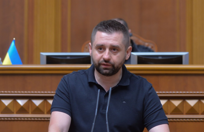 «Слишком мало безопасных мест»: Арахамия рассказал, почему не пускают журналистов на заседание Рады