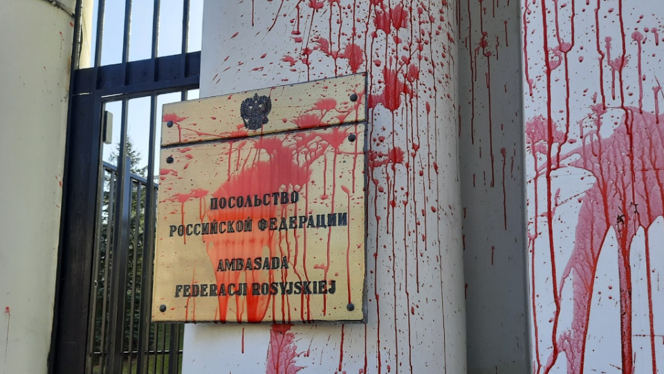 В Польше активисты высыпали кучу навоза под зданием российского посла