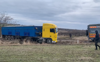 На Кіровоградщині лише на 12 день вдалося дістати з болота вантажівку, що об’їжджала WIM-комплекс
