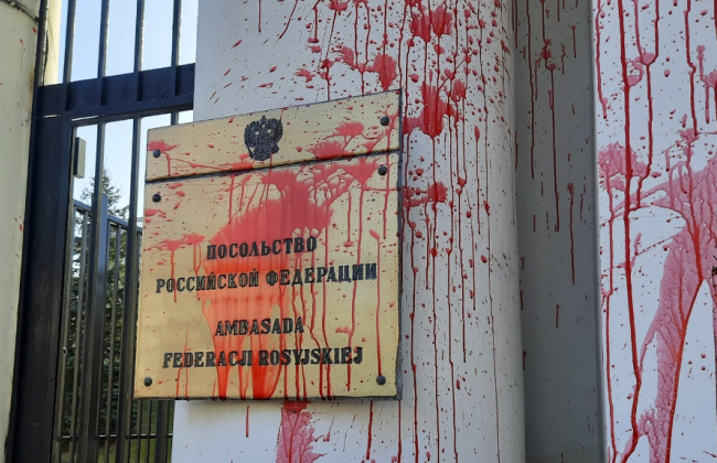 В Польше активисты высыпали кучу навоза под зданием российского посла