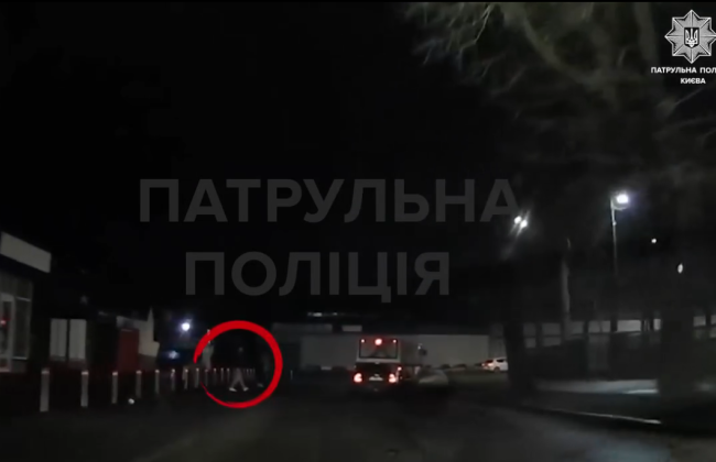 В Киеве пешеход чуть не попал под колеса автомобиля патрульных – теперь заплатит штраф