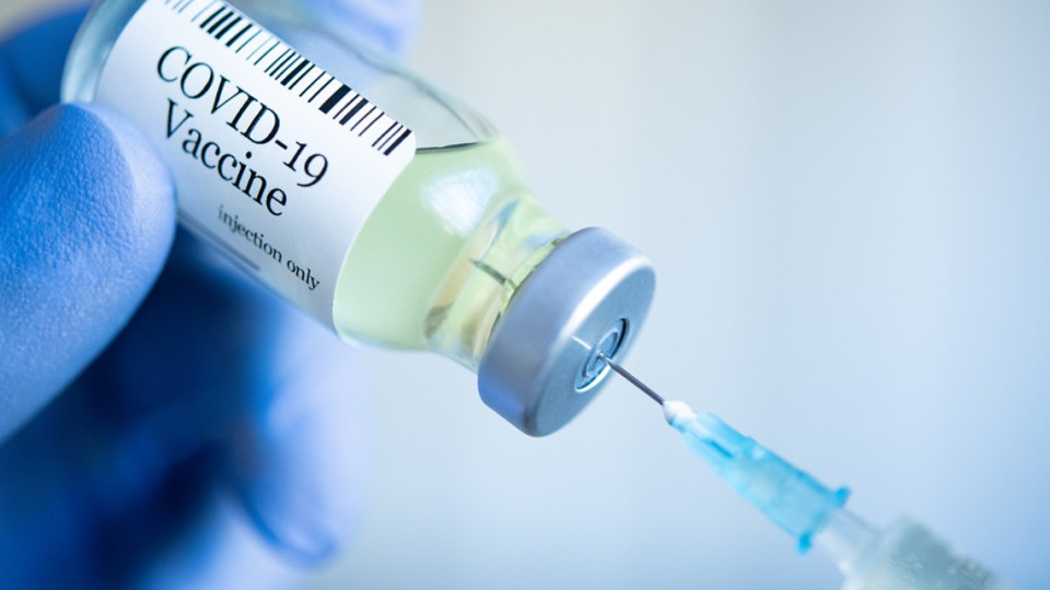 Ученые обнаружили два редких побочных эффекта вакцинации против коронавируса